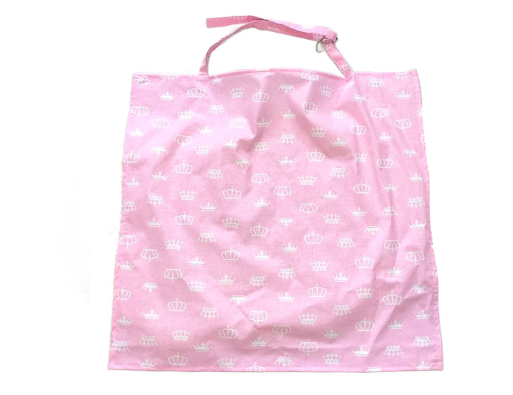 Жінка використовує стильну та зручну накидку для годування, що забезпечує комфорт та конфіденційність під час грудного вигодовування на природі.