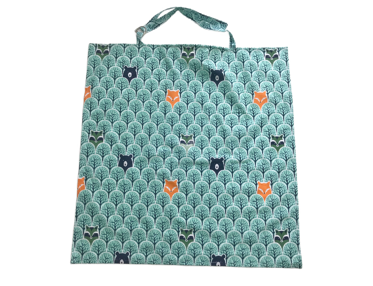 Жінка використовує стильну та зручну накидку для годування, що забезпечує комфорт та конфіденційність під час грудного вигодовування на природі.