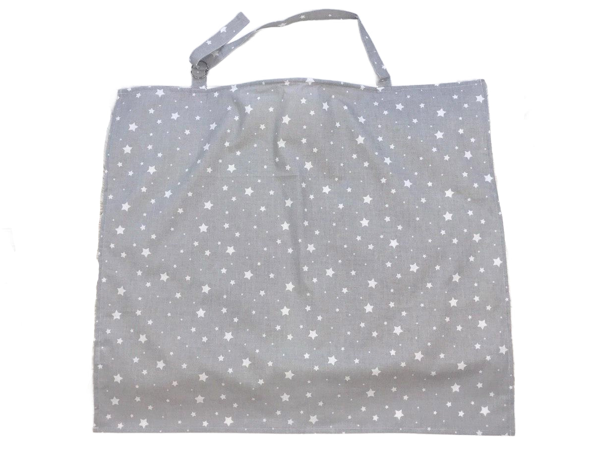 Жінка використовує стильну та зручну накидку для годування, що забезпечує комфорт та конфіденційність під час грудного вигодовування на природі.