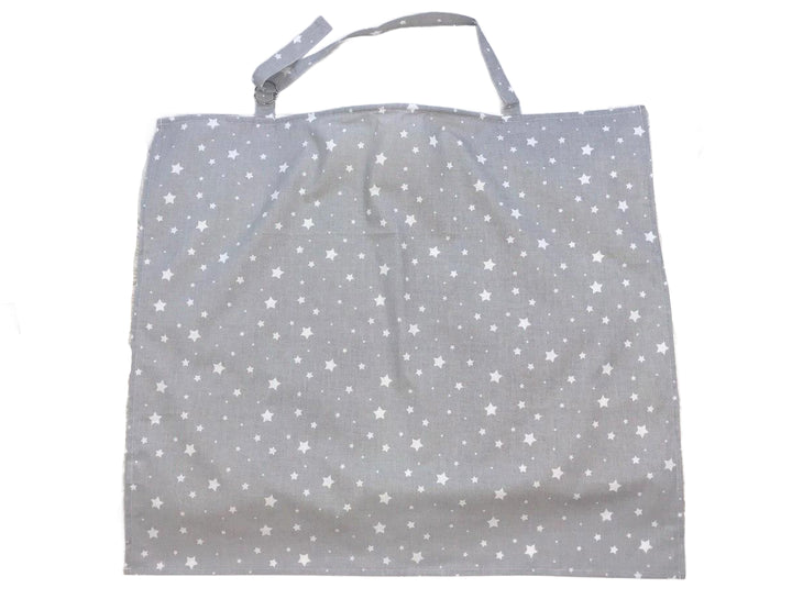 Жінка використовує стильну та зручну накидку для годування, що забезпечує комфорт та конфіденційність під час грудного вигодовування на природі.