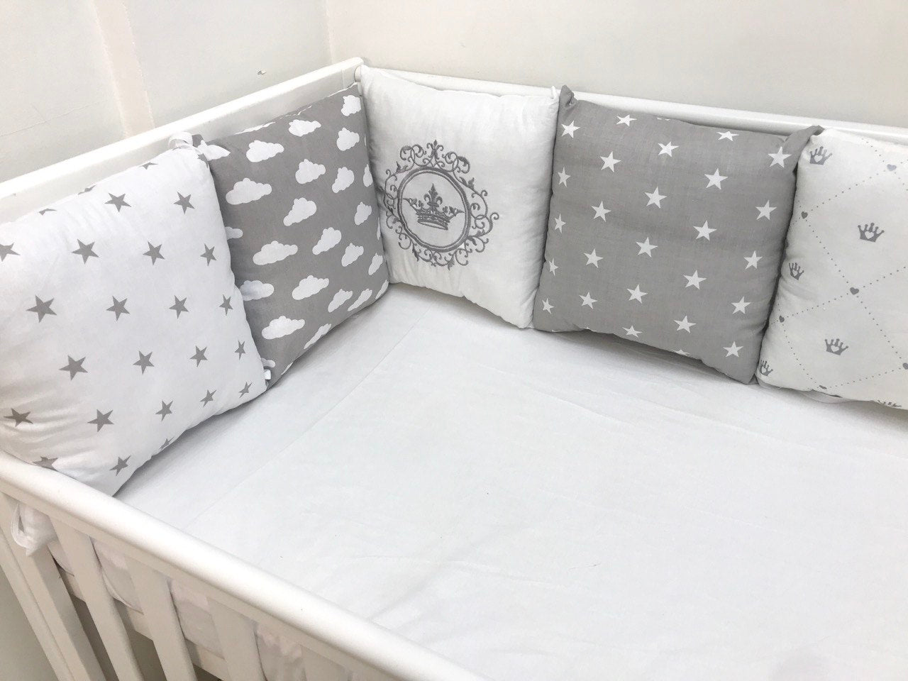 Бортики набори - Комплект м'яких та безпечних бортиків для дитячого ліжечка, що забезпечує захист та комфорт немовляті."