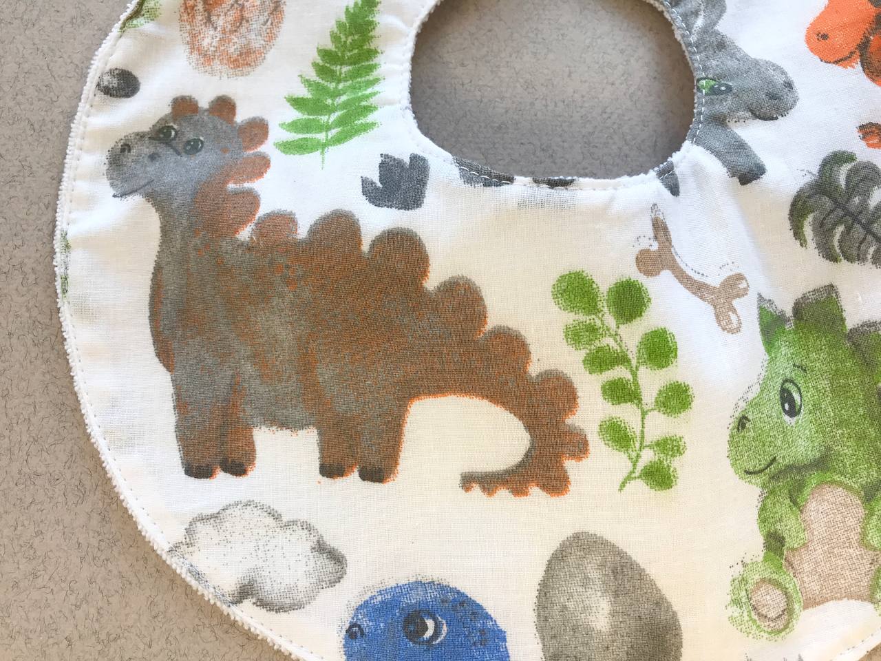 Яскраві дитячі непромокаючі слюнявчики для годування та захисту одягу