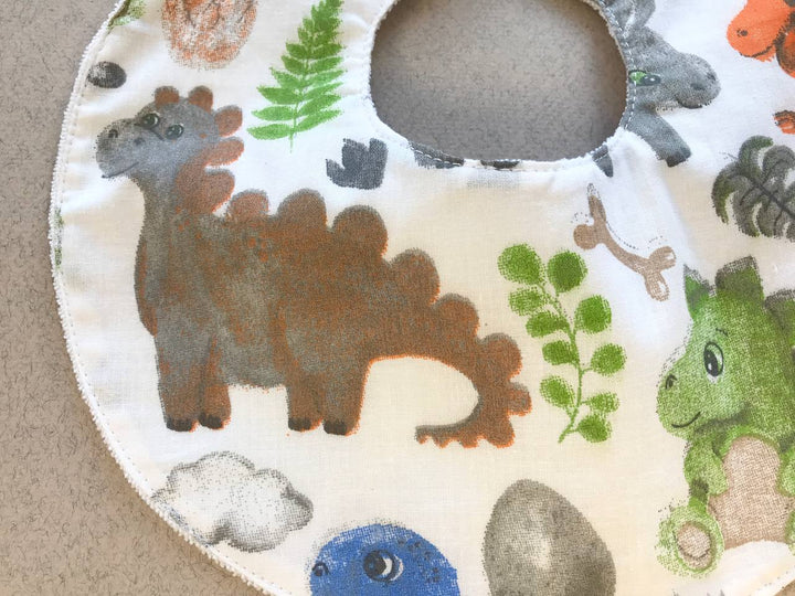 Яскраві дитячі непромокаючі слюнявчики для годування та захисту одягу