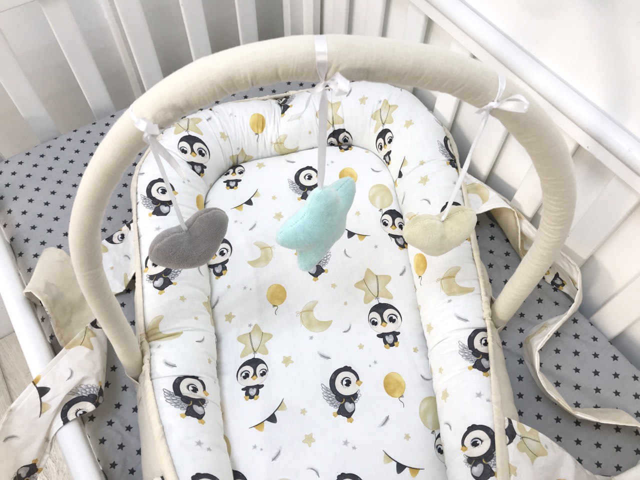 Кокон-мобіль на тлі мальовничого пейзажу, ідеальний для подорожей з комфортом та стилем