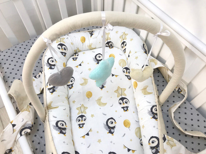 Кокон-мобіль на тлі мальовничого пейзажу, ідеальний для подорожей з комфортом та стилем