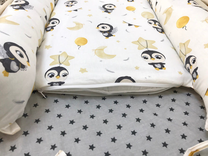 Кокон-мобіль на тлі мальовничого пейзажу, ідеальний для подорожей з комфортом та стилем