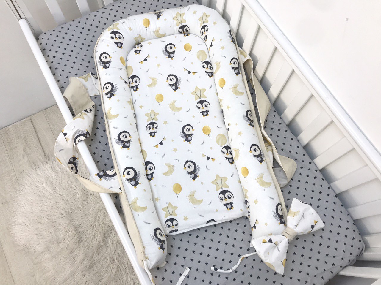 Кокон-мобіль на тлі мальовничого пейзажу, ідеальний для подорожей з комфортом та стилем