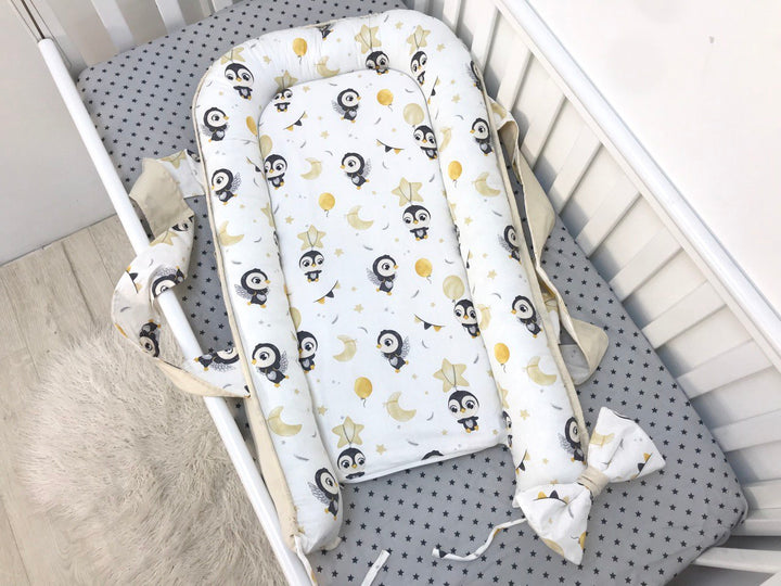 Кокон-мобіль на тлі мальовничого пейзажу, ідеальний для подорожей з комфортом та стилем