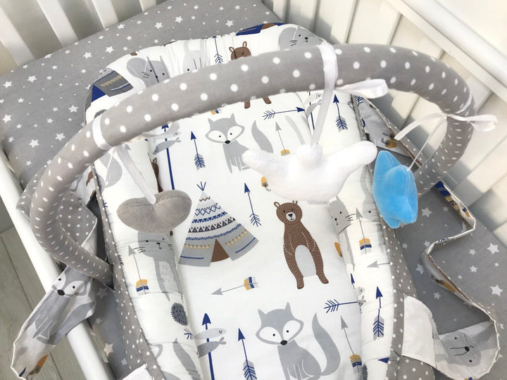 Кокон-мобіль на тлі мальовничого пейзажу, ідеальний для подорожей з комфортом та стилем