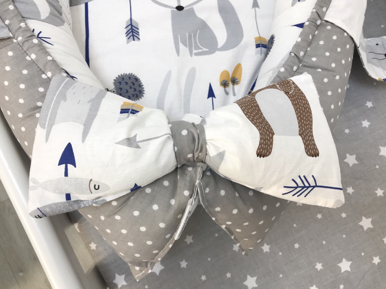 Кокон-мобіль на тлі мальовничого пейзажу, ідеальний для подорожей з комфортом та стилем