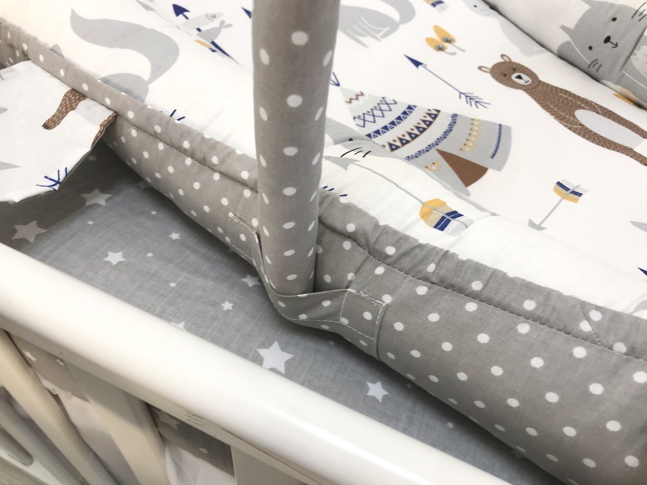 Кокон-мобіль на тлі мальовничого пейзажу, ідеальний для подорожей з комфортом та стилем