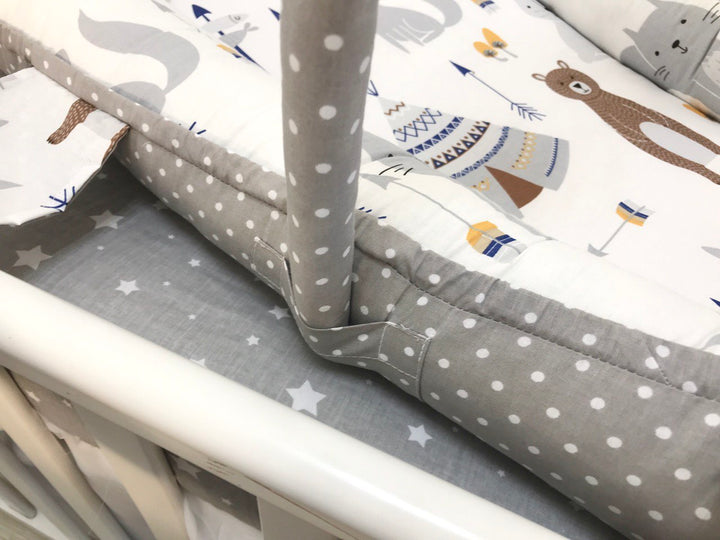 Кокон-мобіль на тлі мальовничого пейзажу, ідеальний для подорожей з комфортом та стилем