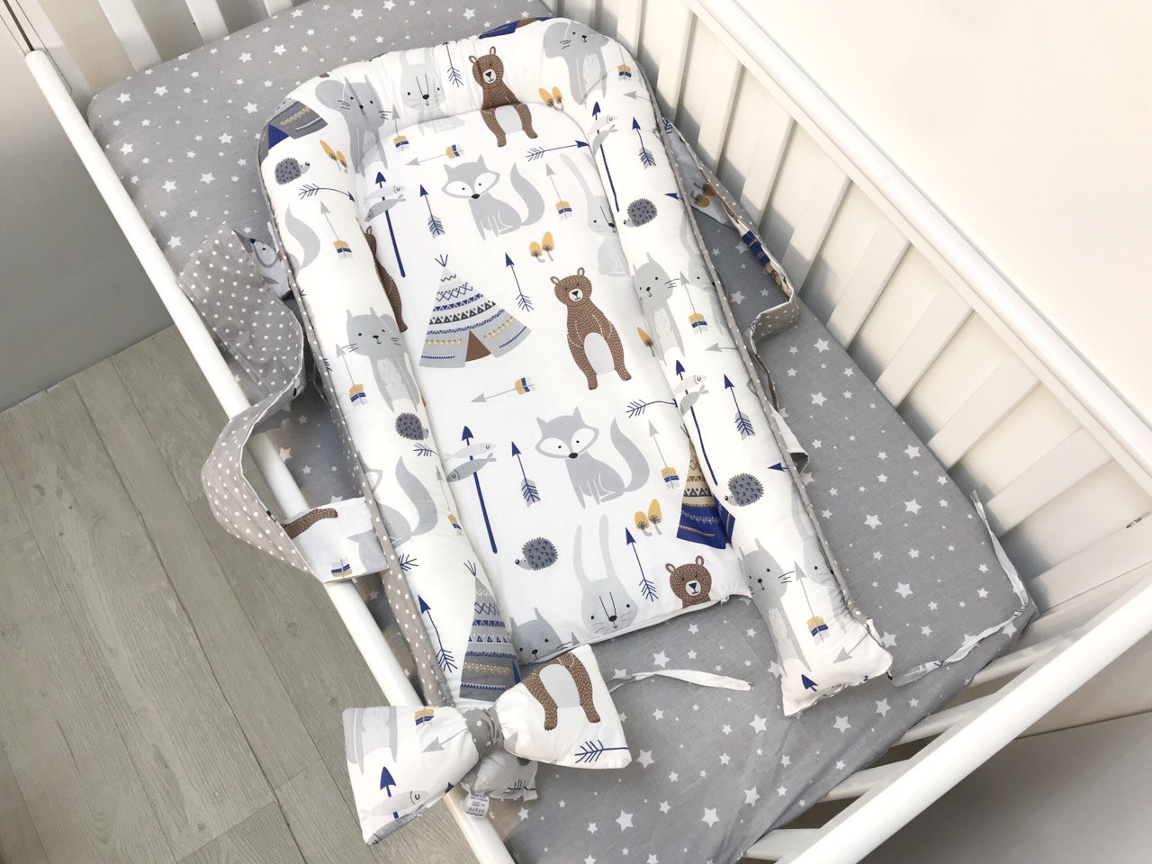 Кокон-мобіль на тлі мальовничого пейзажу, ідеальний для подорожей з комфортом та стилем