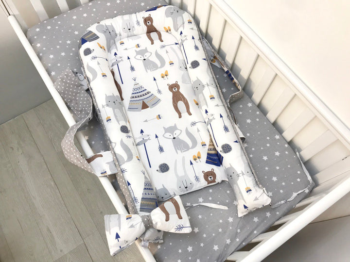 Кокон-мобіль на тлі мальовничого пейзажу, ідеальний для подорожей з комфортом та стилем