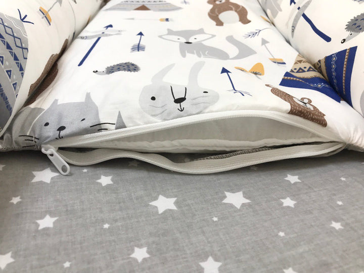 Кокон-мобіль на тлі мальовничого пейзажу, ідеальний для подорожей з комфортом та стилем