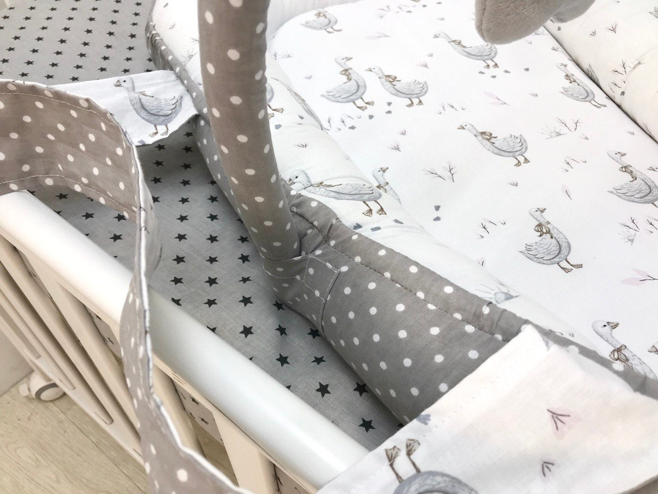 Кокон-мобіль на тлі мальовничого пейзажу, ідеальний для подорожей з комфортом та стилем