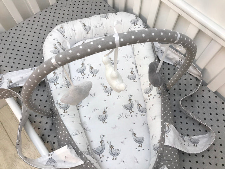 Кокон-мобіль на тлі мальовничого пейзажу, ідеальний для подорожей з комфортом та стилем