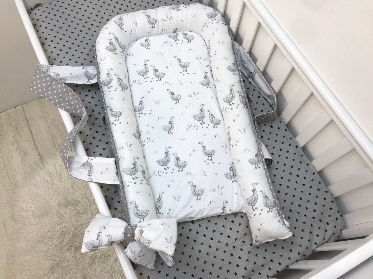 Кокон-мобіль на тлі мальовничого пейзажу, ідеальний для подорожей з комфортом та стилем