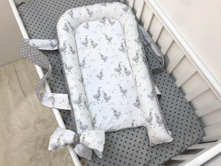 Кокон-мобіль на тлі мальовничого пейзажу, ідеальний для подорожей з комфортом та стилем