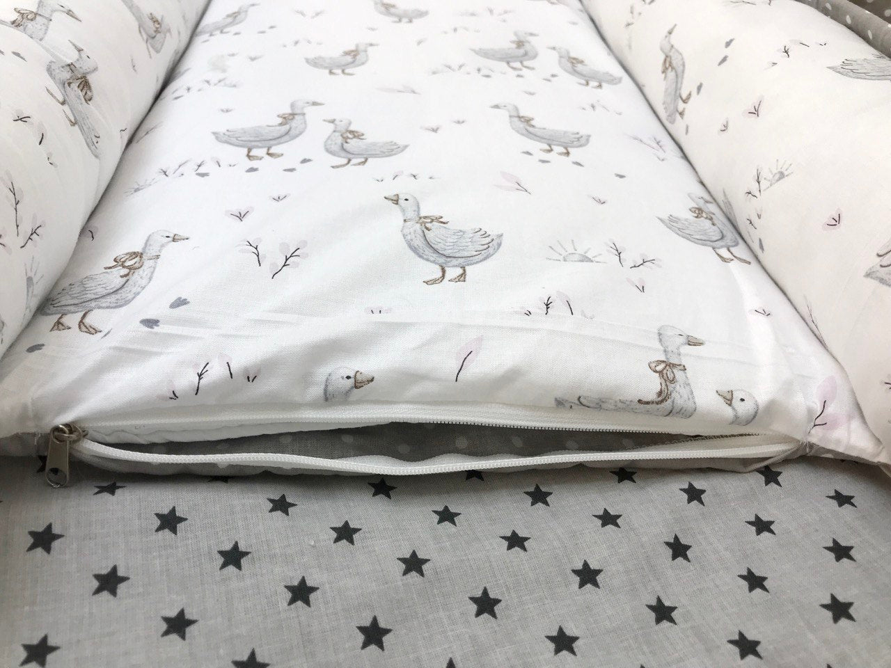 Кокон-мобіль на тлі мальовничого пейзажу, ідеальний для подорожей з комфортом та стилем