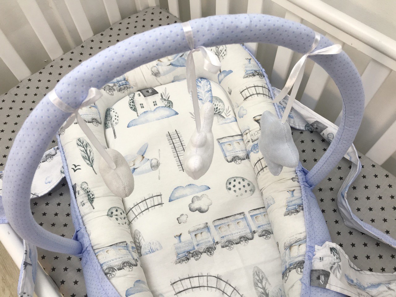 Кокон-мобіль на тлі мальовничого пейзажу, ідеальний для подорожей з комфортом та стилем