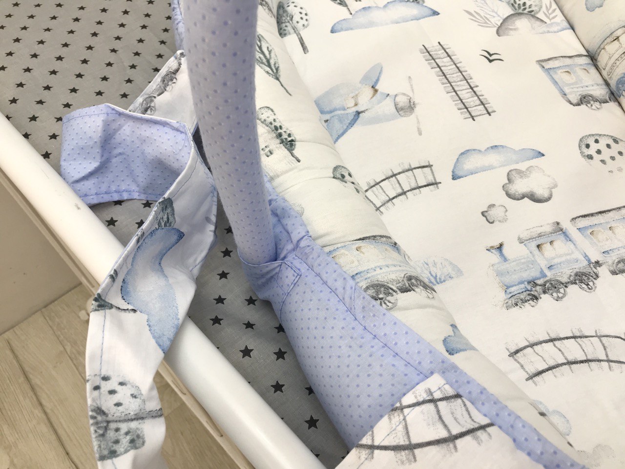 Кокон-мобіль на тлі мальовничого пейзажу, ідеальний для подорожей з комфортом та стилем