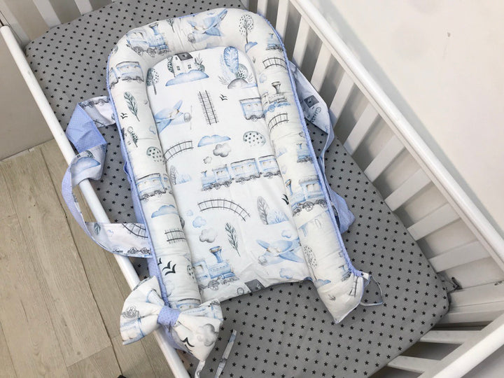 Кокон-мобіль на тлі мальовничого пейзажу, ідеальний для подорожей з комфортом та стилем