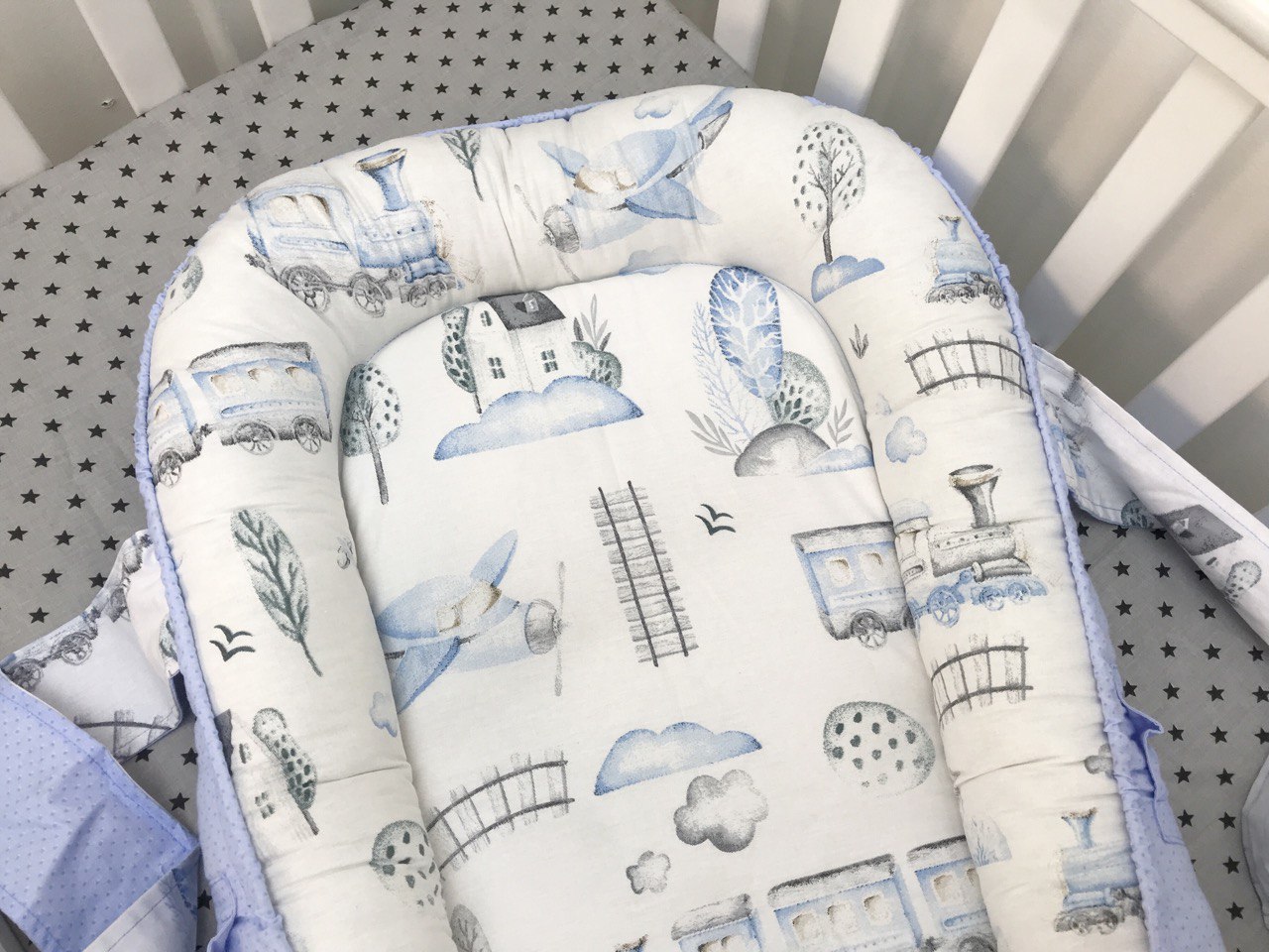 Кокон-мобіль на тлі мальовничого пейзажу, ідеальний для подорожей з комфортом та стилем