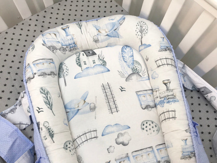 Кокон-мобіль на тлі мальовничого пейзажу, ідеальний для подорожей з комфортом та стилем