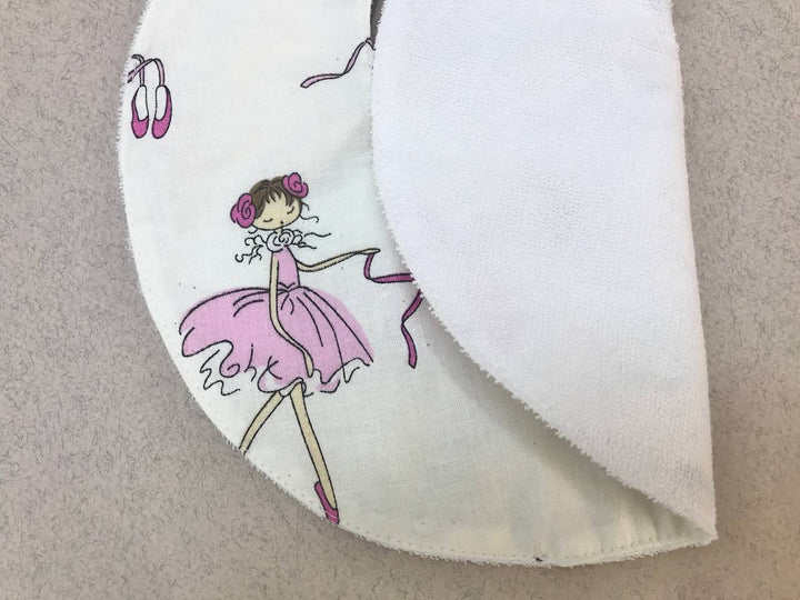 Яскраві дитячі непромокаючі слюнявчики для годування та захисту одягу