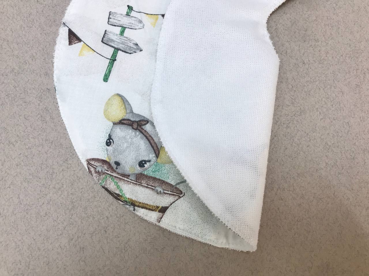 Яскраві дитячі непромокаючі слюнявчики для годування та захисту одягу