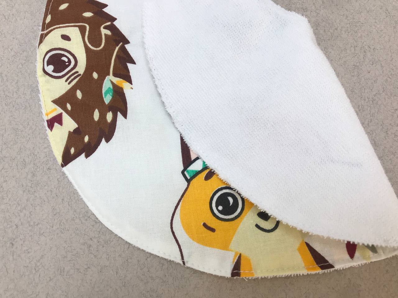 Яскраві дитячі непромокаючі слюнявчики для годування та захисту одягу