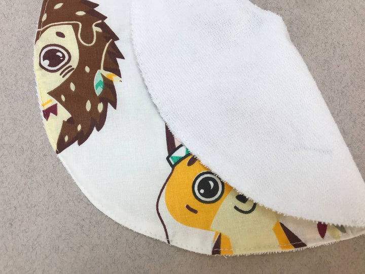 Яскраві дитячі непромокаючі слюнявчики для годування та захисту одягу