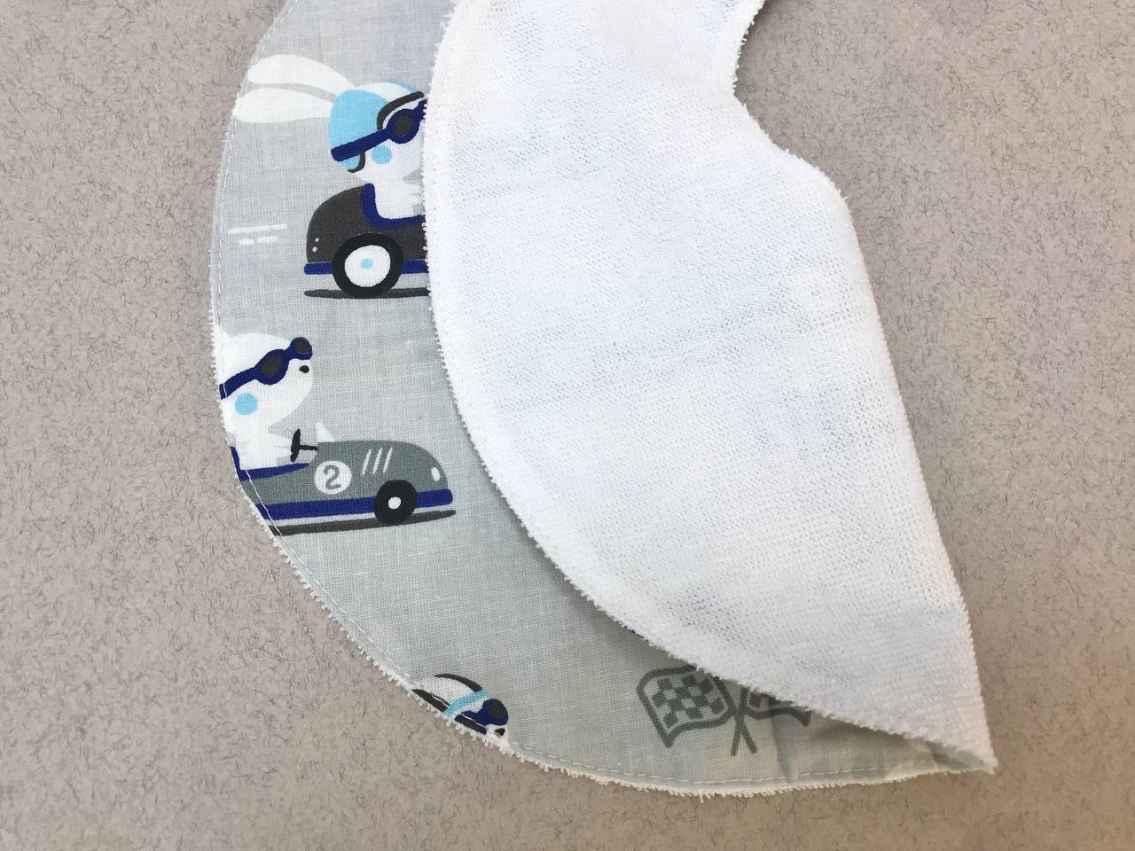 Яскраві дитячі непромокаючі слюнявчики для годування та захисту одягу