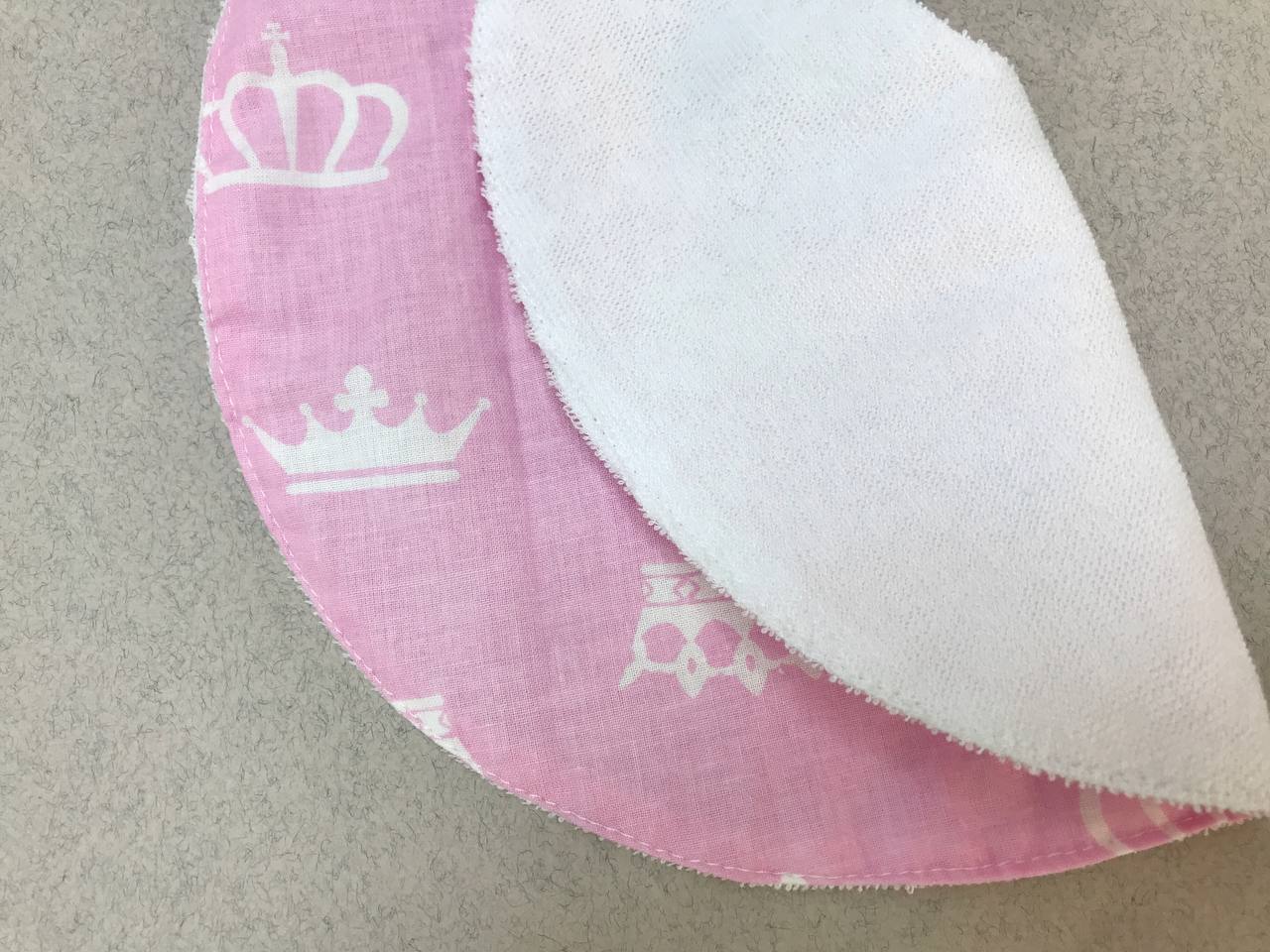 Яскраві дитячі непромокаючі слюнявчики для годування та захисту одягу