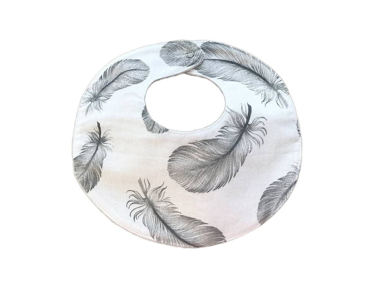 Яскраві дитячі непромокаючі слюнявчики для годування та захисту одягу