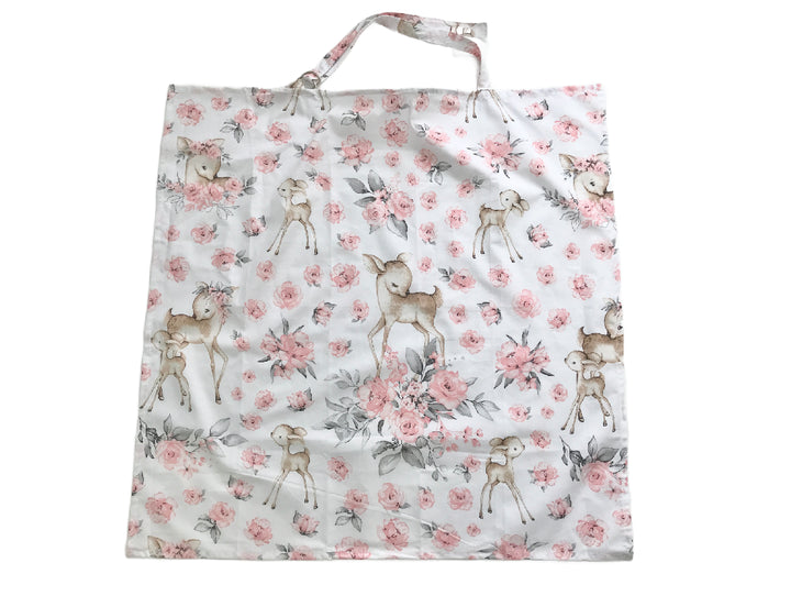 Жінка використовує стильну та зручну накидку для годування, що забезпечує комфорт та конфіденційність під час грудного вигодовування на природі.