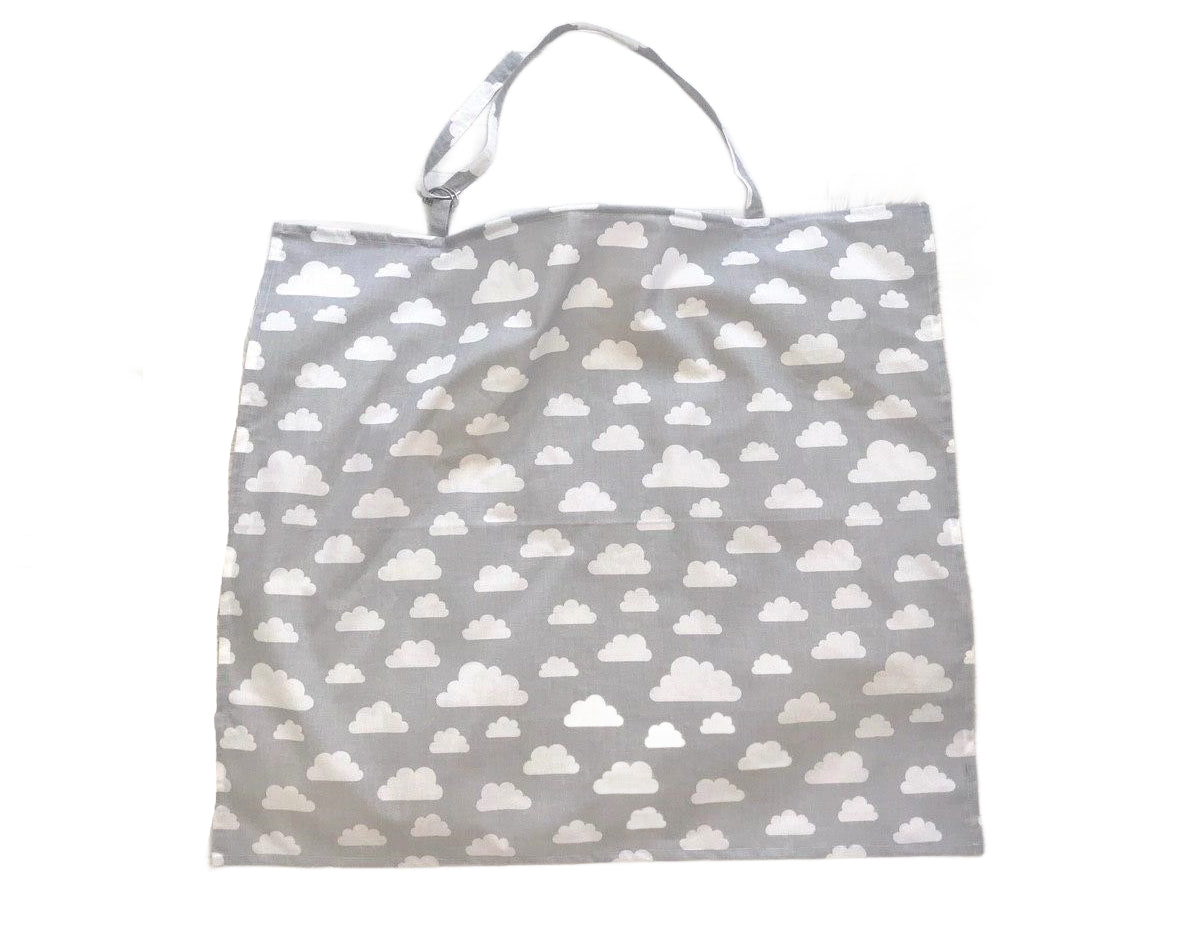 Жінка використовує стильну та зручну накидку для годування, що забезпечує комфорт та конфіденційність під час грудного вигодовування на природі.