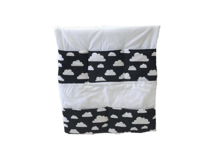 Органайзери на ліжечко — зручні та практичні рішення для зберігання дитячих речей біля спального місця малюка.