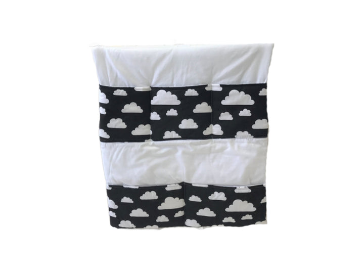 Органайзери на ліжечко — зручні та практичні рішення для зберігання дитячих речей біля спального місця малюка.