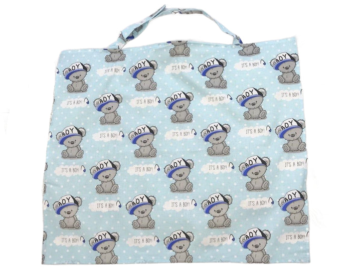 Жінка використовує стильну та зручну накидку для годування, що забезпечує комфорт та конфіденційність під час грудного вигодовування на природі.