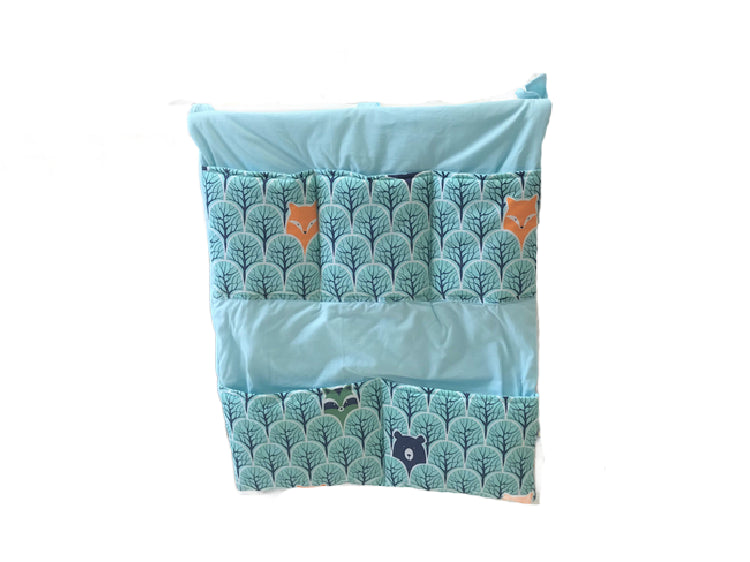 Органайзери на ліжечко — зручні та практичні рішення для зберігання дитячих речей біля спального місця малюка.