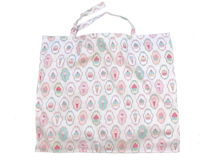 Жінка використовує стильну та зручну накидку для годування, що забезпечує комфорт та конфіденційність під час грудного вигодовування на природі.