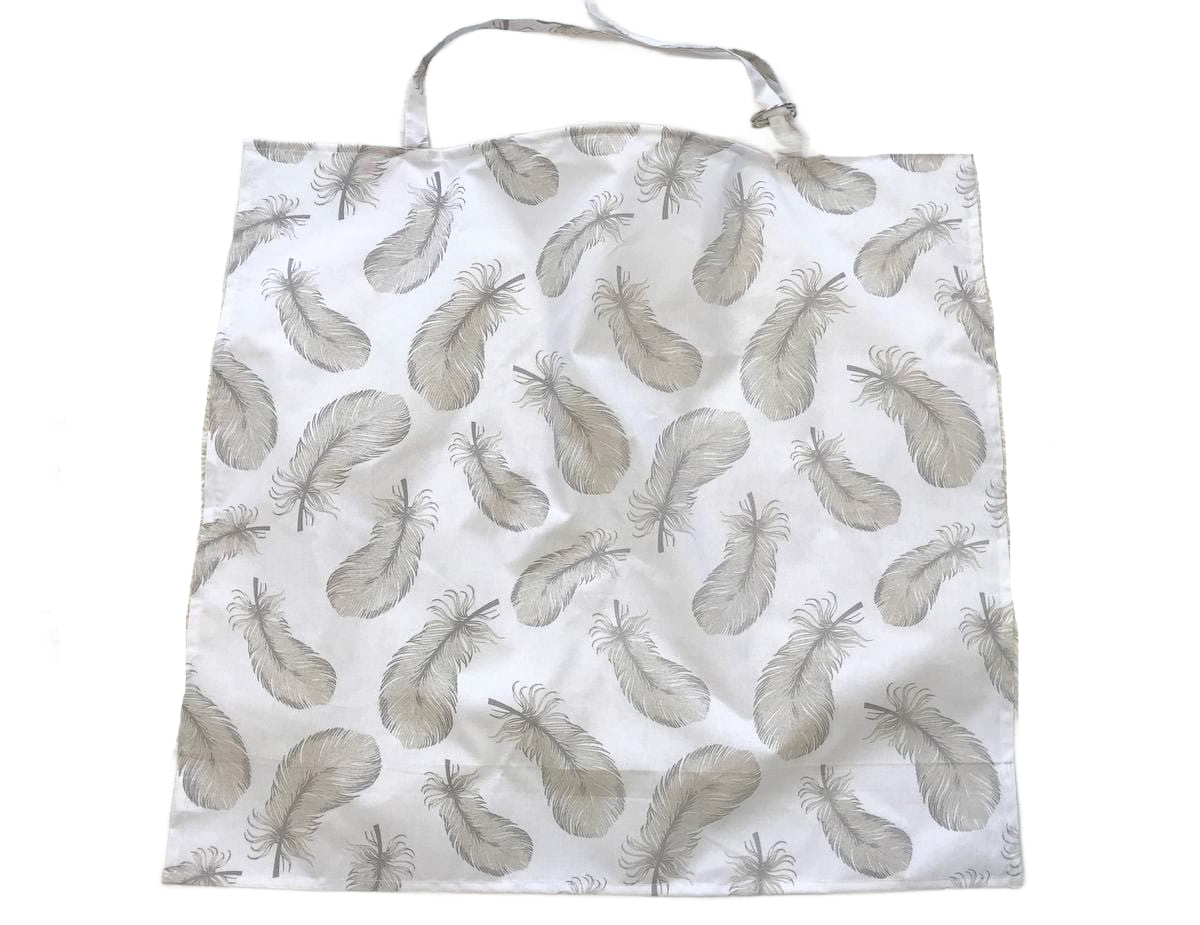 Жінка використовує стильну та зручну накидку для годування, що забезпечує комфорт та конфіденційність під час грудного вигодовування на природі.