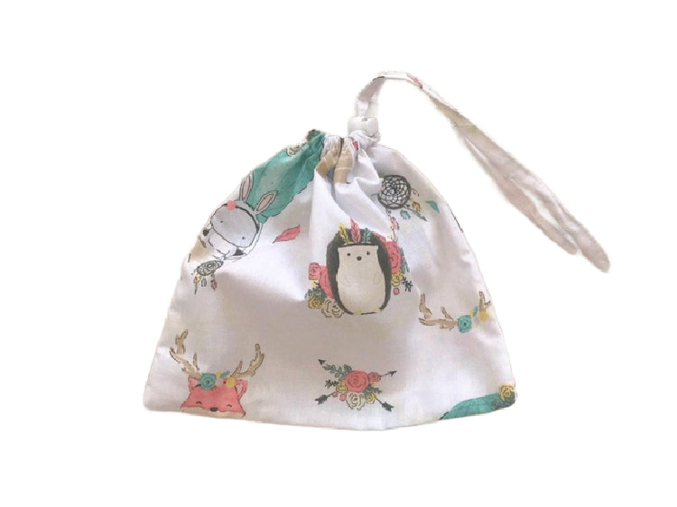 Жінка використовує стильну та зручну накидку для годування, що забезпечує комфорт та конфіденційність під час грудного вигодовування на природі.