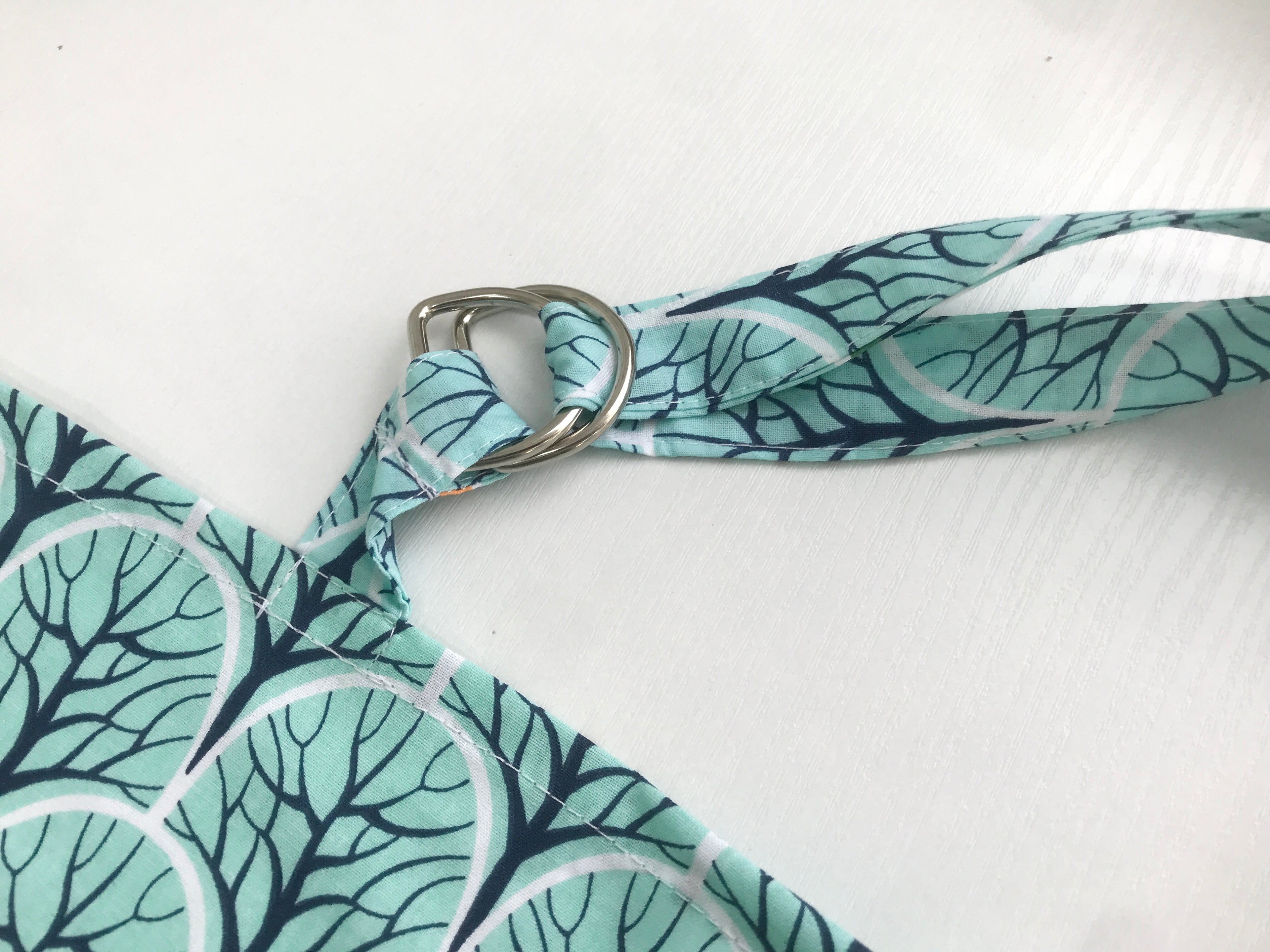 Жінка використовує стильну та зручну накидку для годування, що забезпечує комфорт та конфіденційність під час грудного вигодовування на природі.