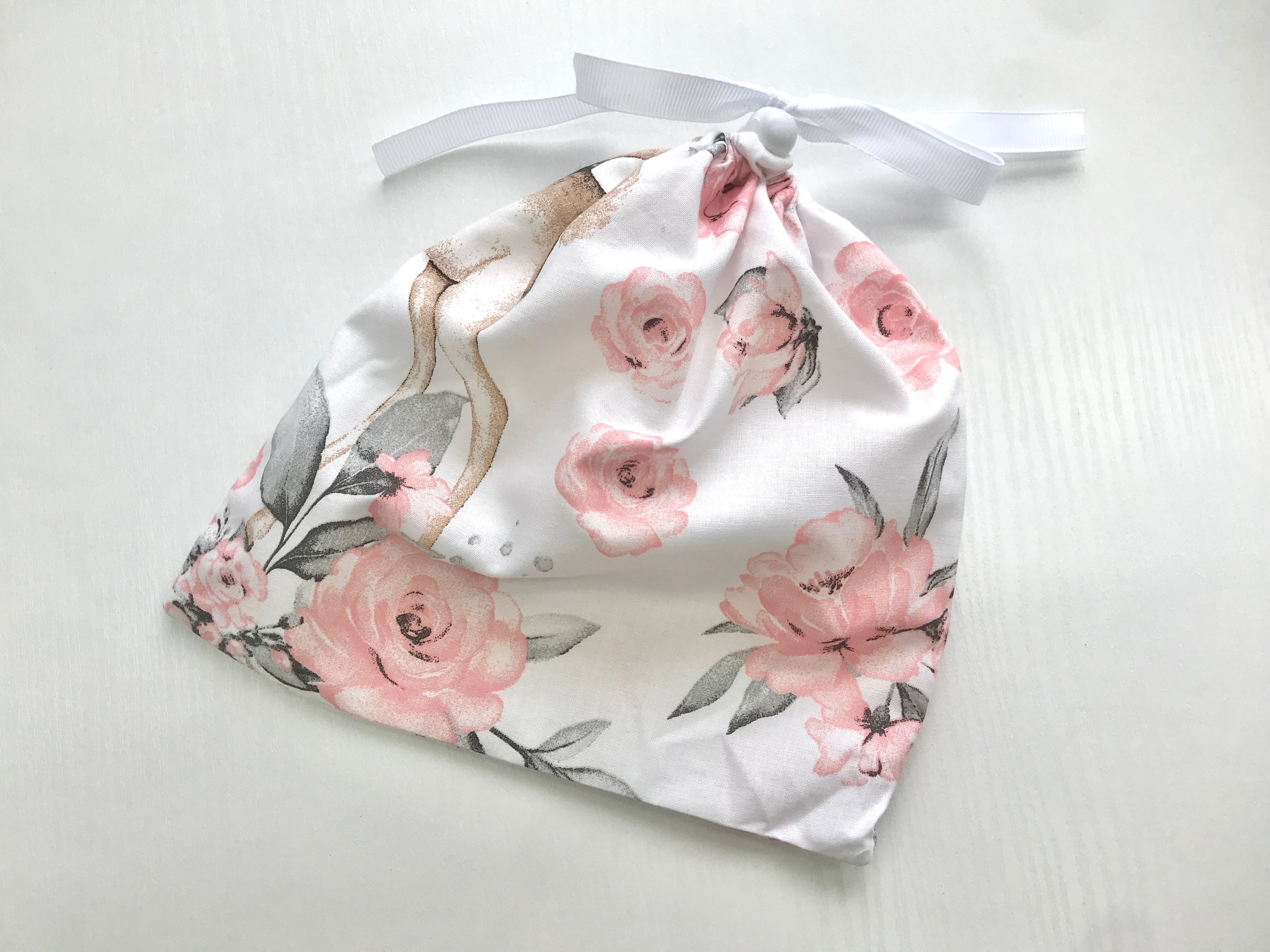 Жінка використовує стильну та зручну накидку для годування, що забезпечує комфорт та конфіденційність під час грудного вигодовування на природі.