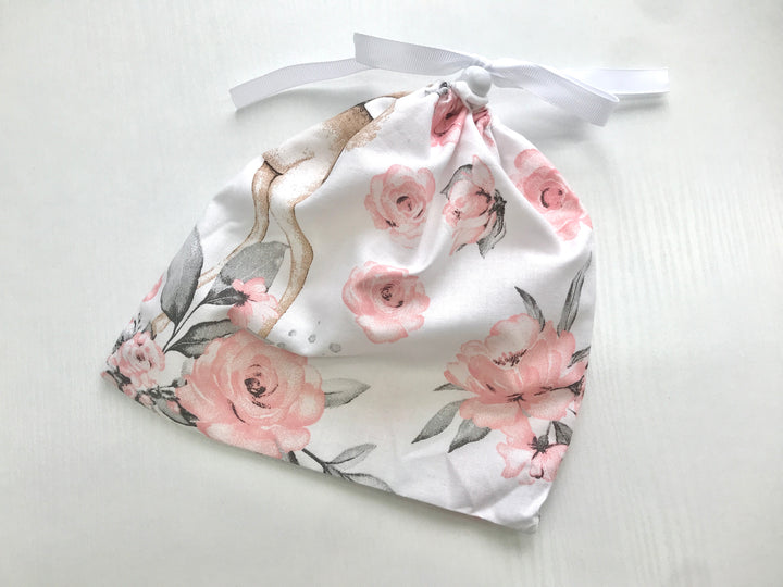 Жінка використовує стильну та зручну накидку для годування, що забезпечує комфорт та конфіденційність під час грудного вигодовування на природі.