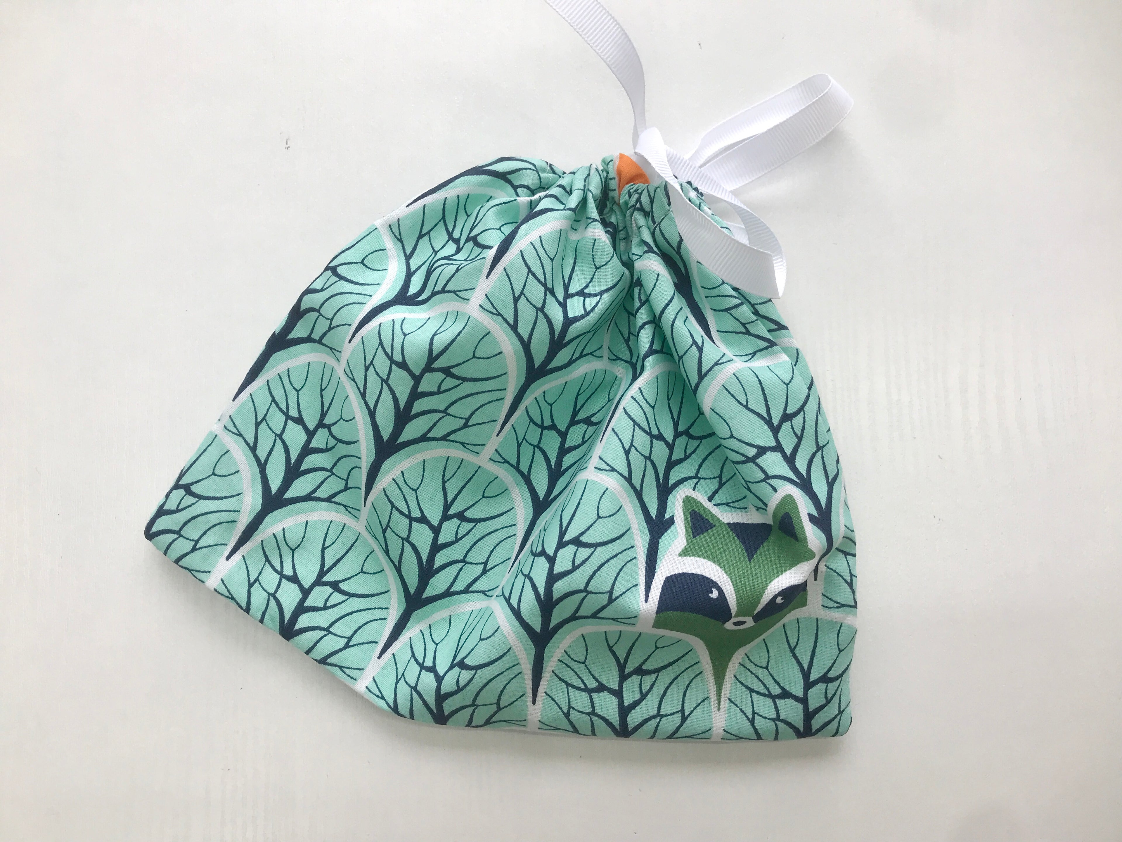 Жінка використовує стильну та зручну накидку для годування, що забезпечує комфорт та конфіденційність під час грудного вигодовування на природі.