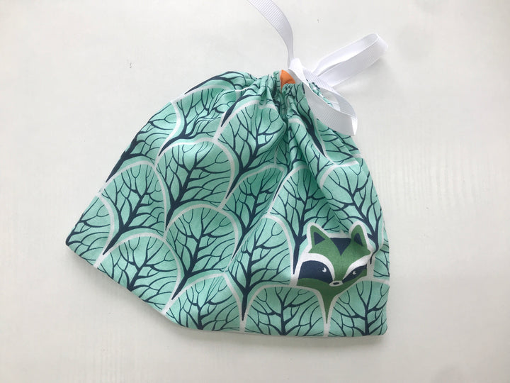 Жінка використовує стильну та зручну накидку для годування, що забезпечує комфорт та конфіденційність під час грудного вигодовування на природі.